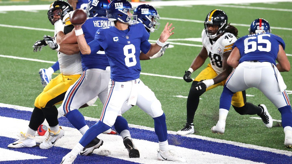 Antonio Brown takes repeated aim at New York Giants’ Daniel Jones