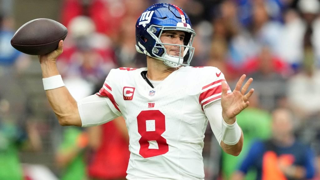 Giants should stick with Daniel Jones, draft WR