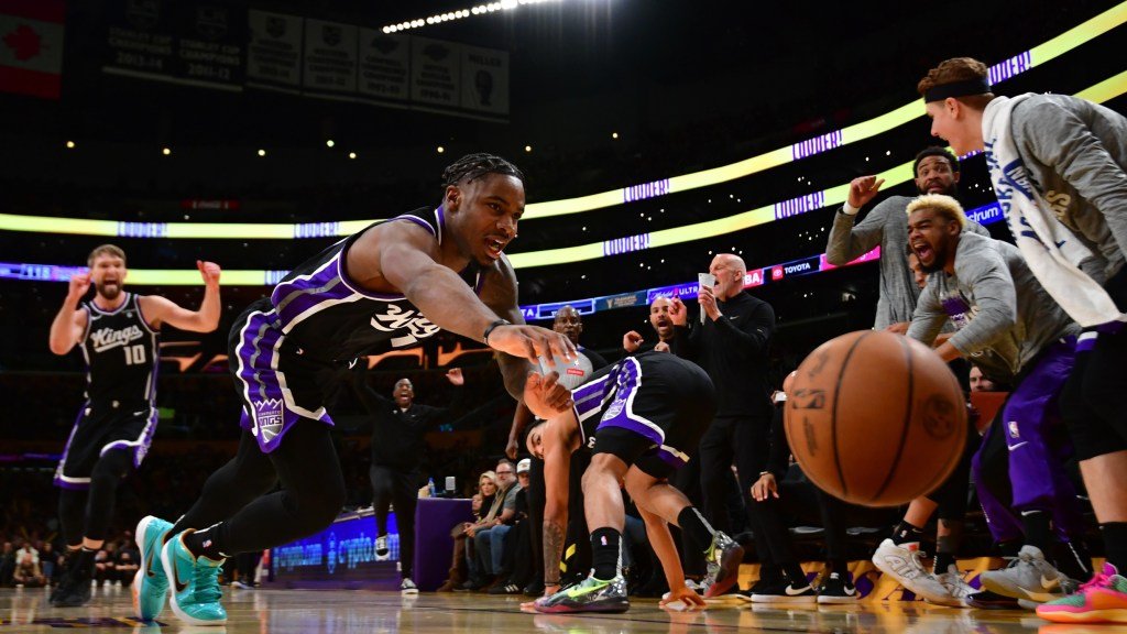 LOOK: Davion Mitchell dives for the ball and other pictures of the day in the NBA
