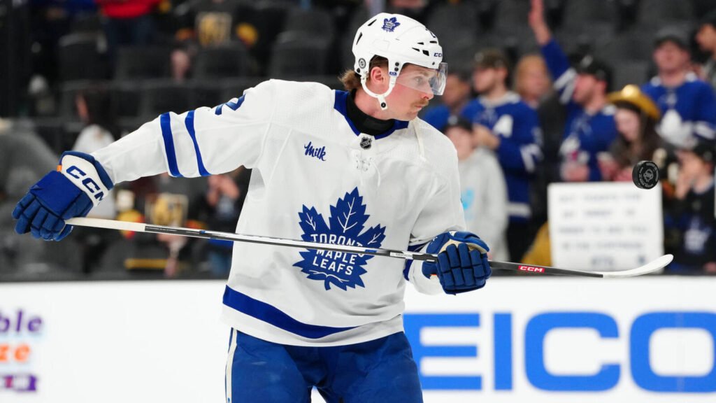 Maple Leafs sign fan-favorite defensesman to extension